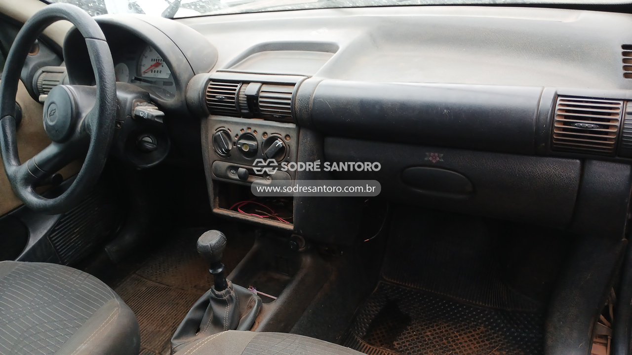 Foto 8 de 13: CHEVROLET - CORSA MILENIUM 2001/2001