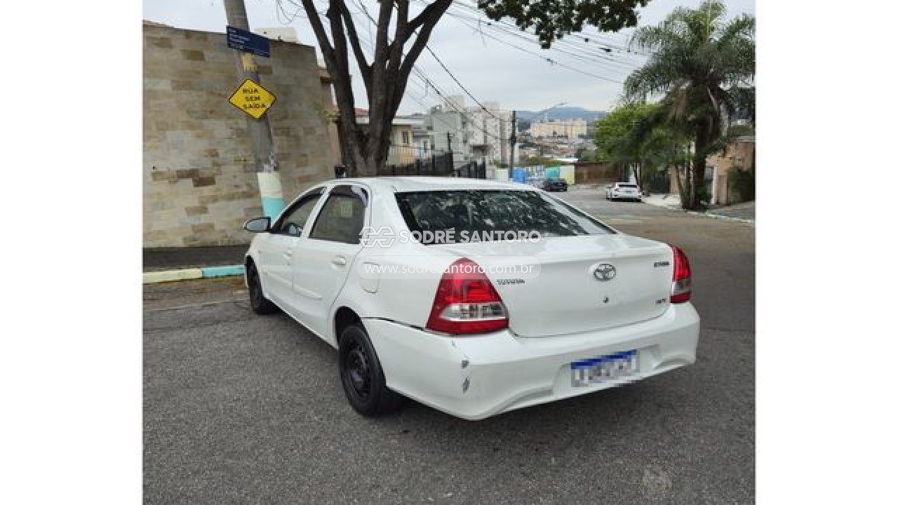 Toyota Etios SD X - 2016/2016 — foto 7 de 12