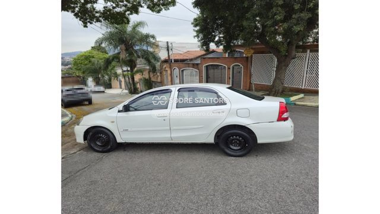 Toyota Etios SD X - 2016/2016 — foto 8 de 12