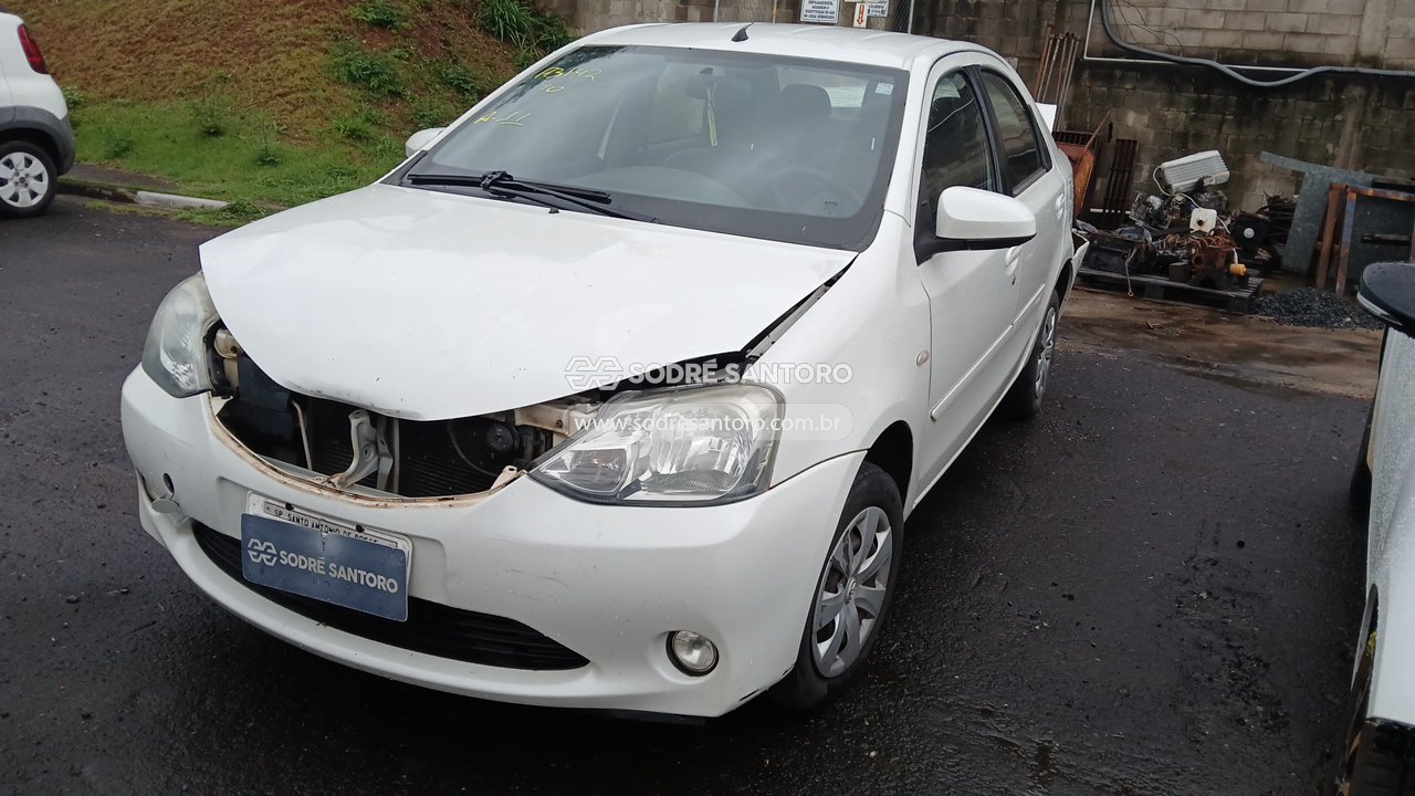 Toyota Etios SD XS - 2015/2016 — foto 3 de 11