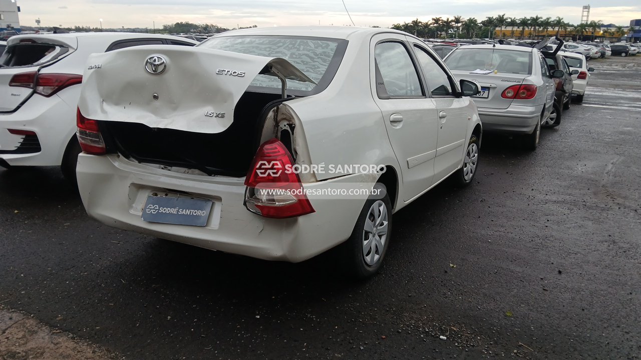 Toyota Etios SD XS - 2015/2016 — foto 4 de 11