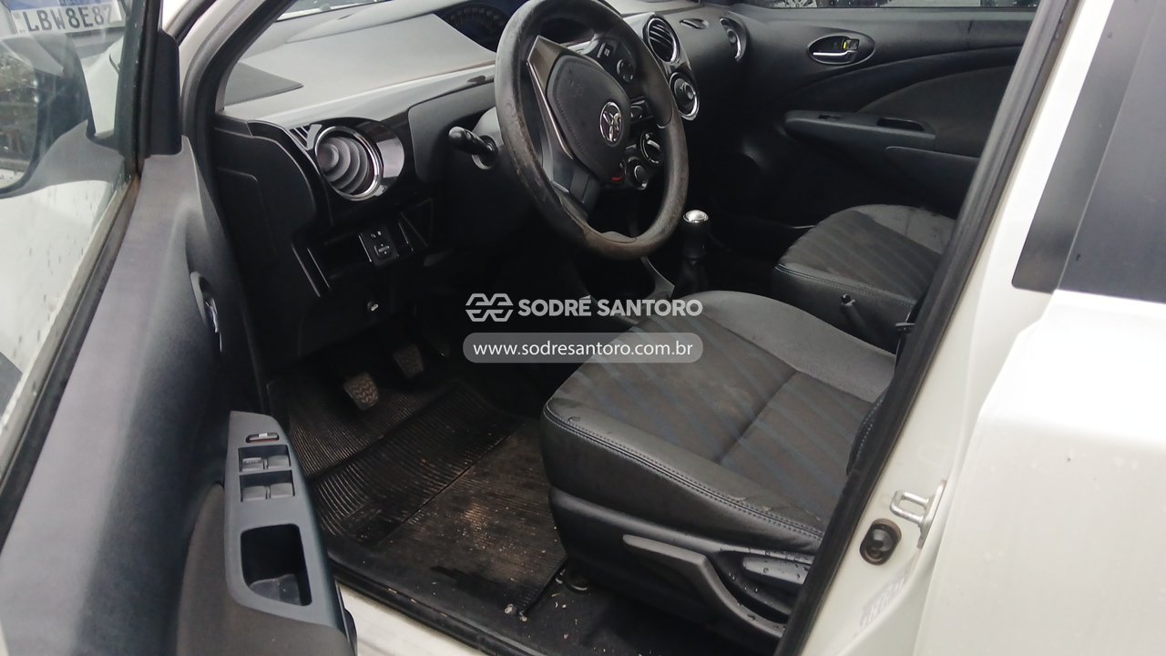Toyota Etios SD XS - 2015/2016 — foto 6 de 11