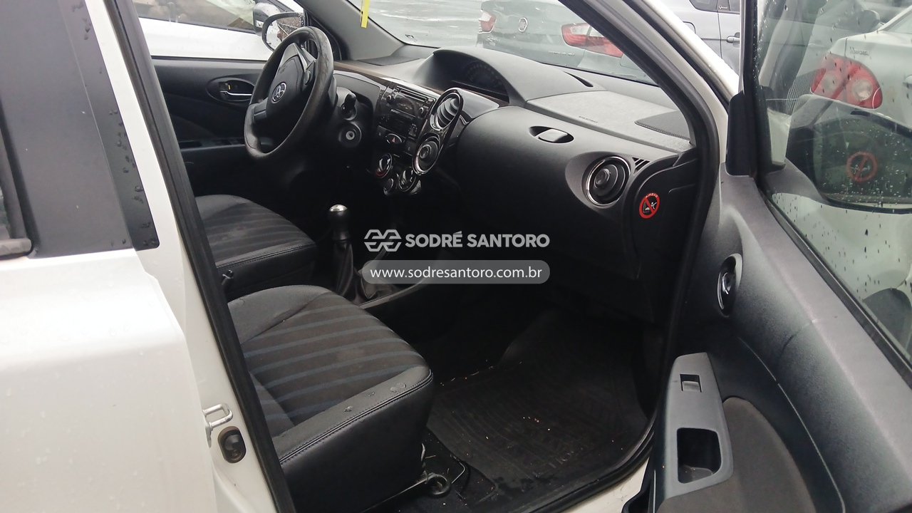 Toyota Etios SD XS - 2015/2016 — foto 7 de 11