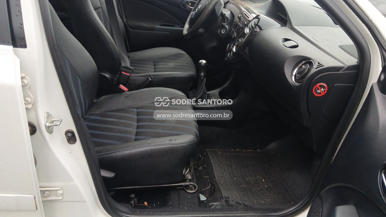 Toyota Etios SD XS - 2015/2016 — foto 8 de 11