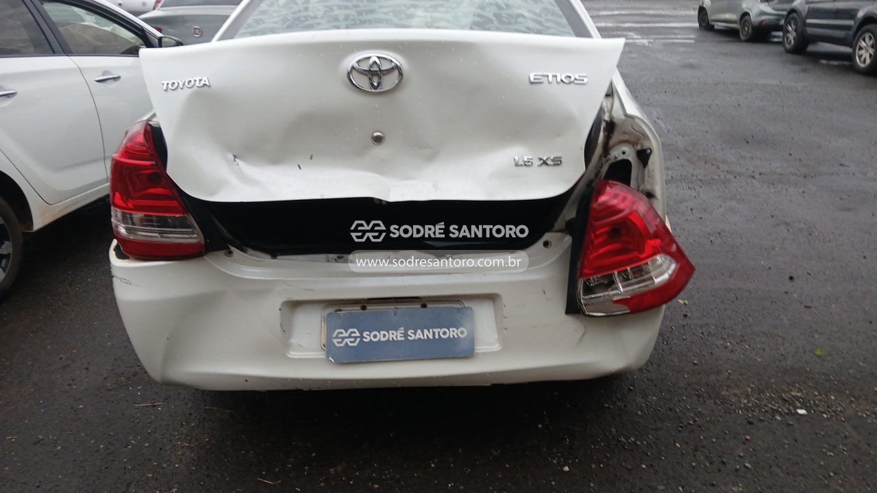 Toyota Etios SD XS - 2015/2016 — foto 10 de 11