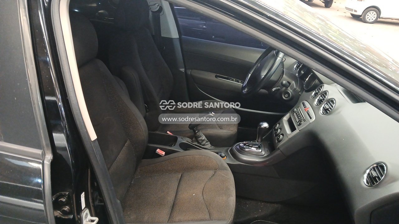 Peugeot 408 Allure - 2011/2012 — foto 8 de 9