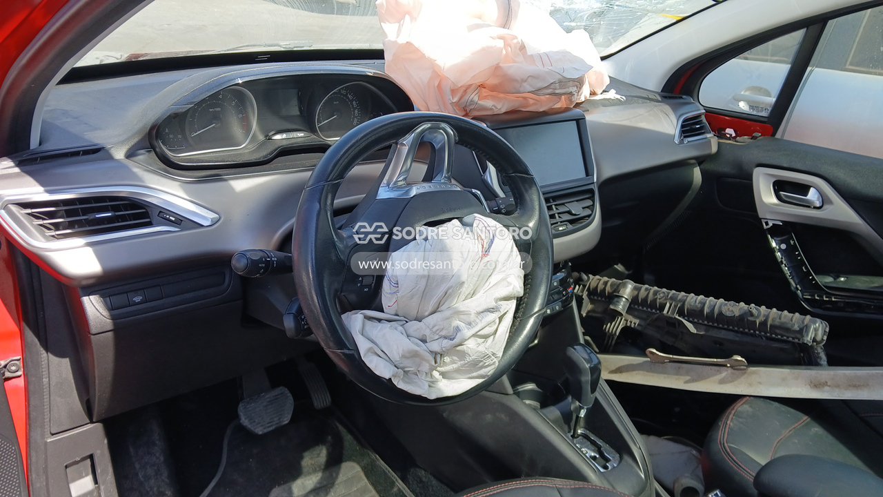 Peugeot 208 Griffe AT - 2017/2017 — foto 6 de 12