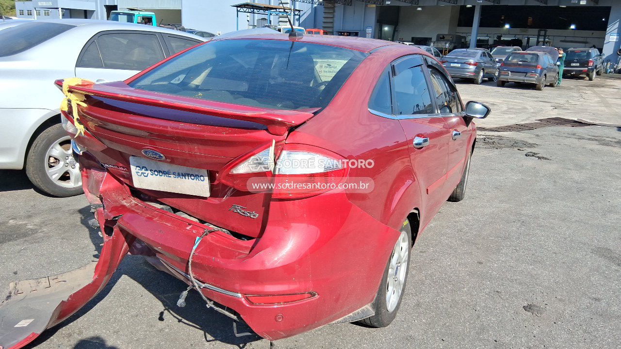 Ford Fiesta SD 1.6 Ltia - 2015/2015 — foto 4 de 10