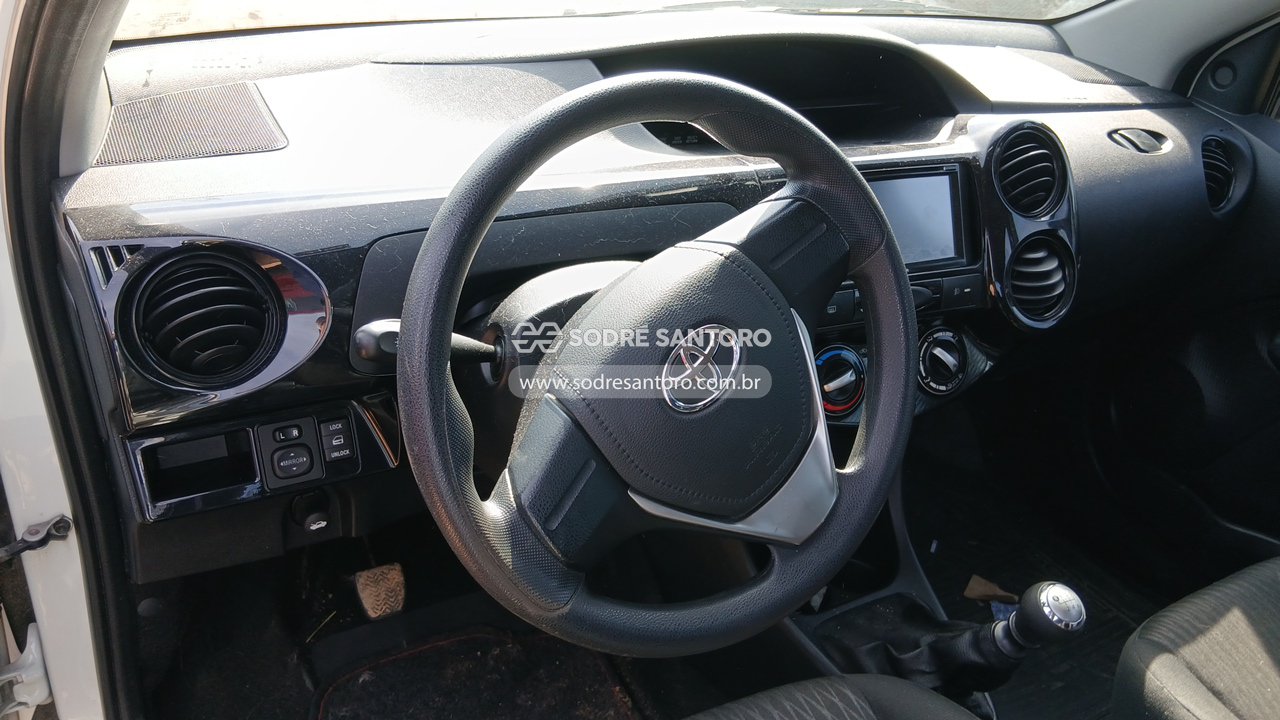Toyota Etios HB X 13l MT - 2017/2018 — foto 6 de 12