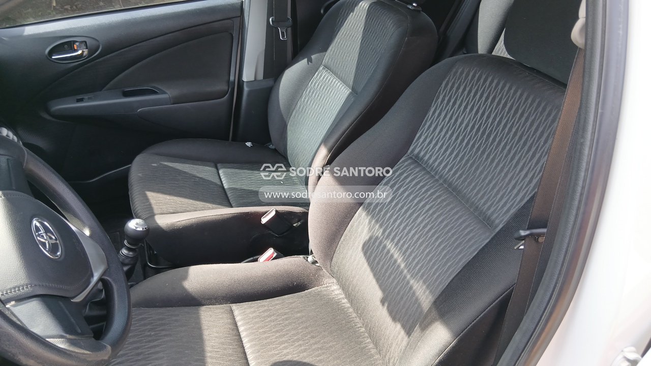 Toyota Etios HB X 13l MT - 2017/2018 — foto 8 de 12