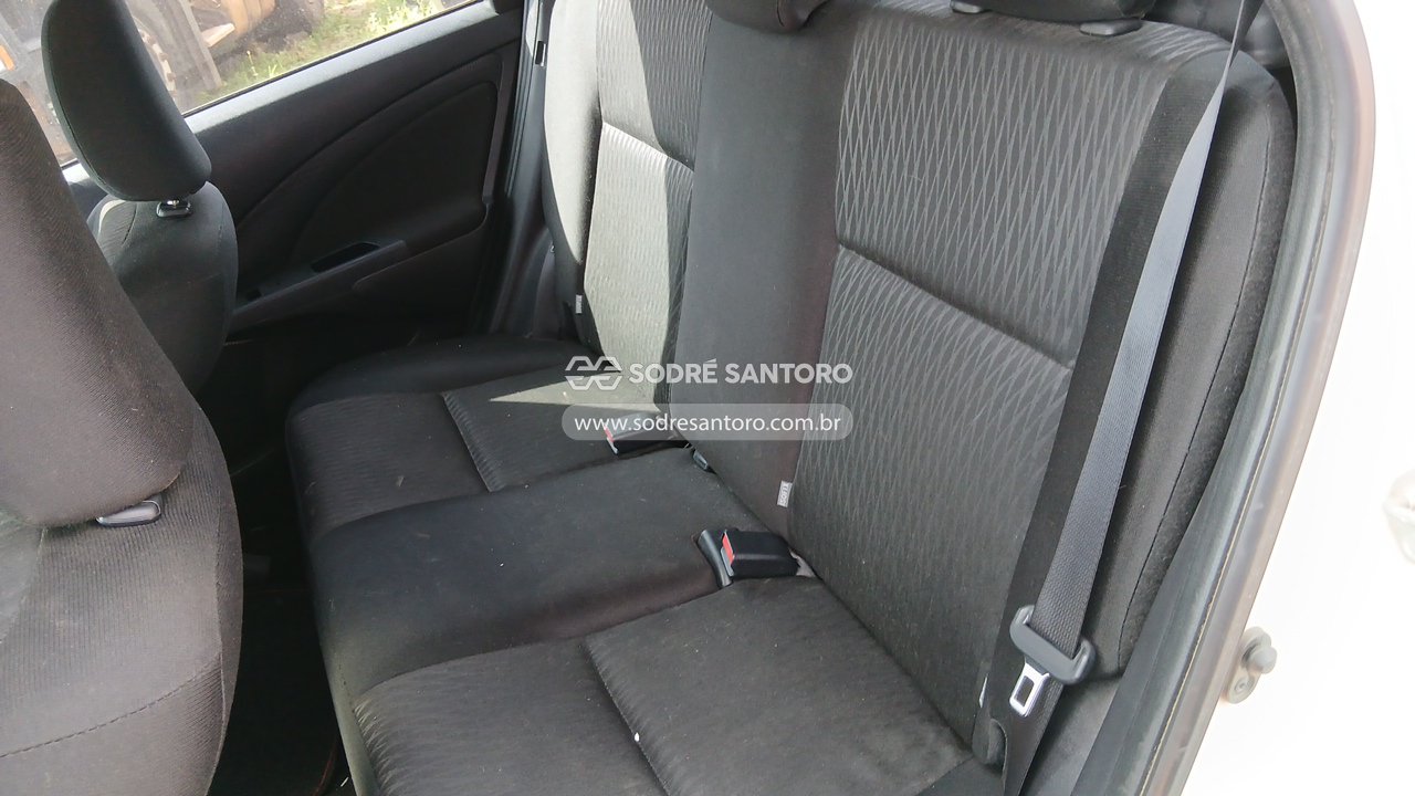 Toyota Etios HB X 13l MT - 2017/2018 — foto 10 de 12