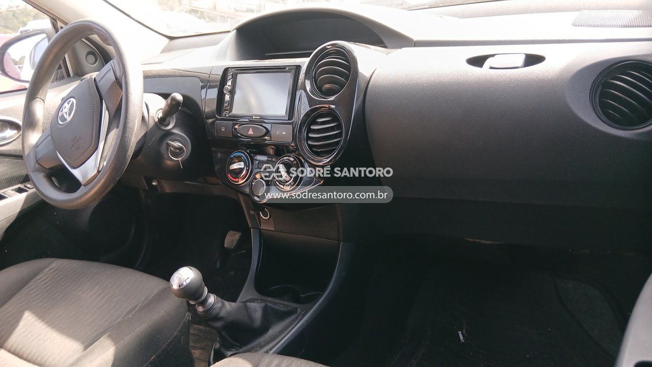 Toyota Etios HB X 13l MT - 2017/2018 — foto 7 de 12