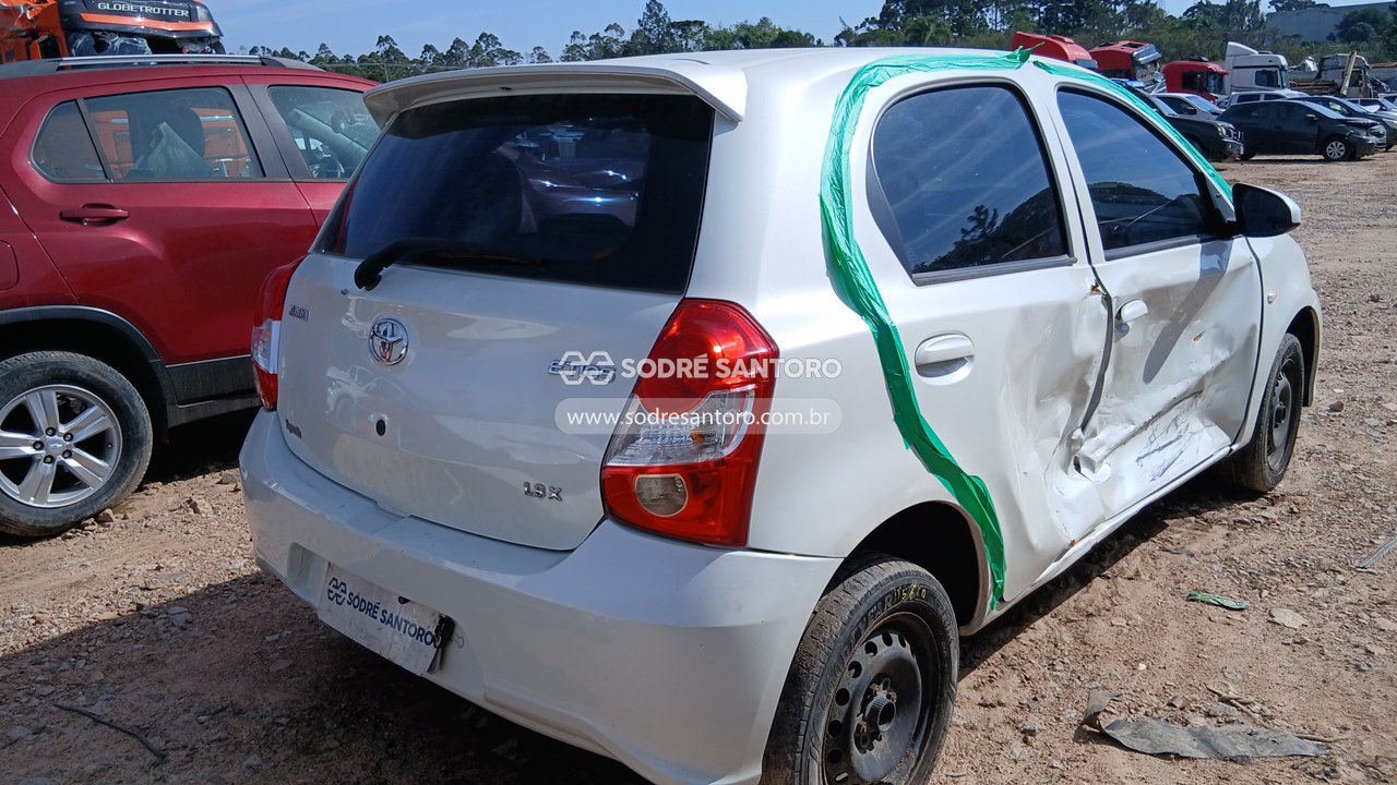 Toyota Etios HB X 13l MT - 2017/2018 — foto 4 de 12
