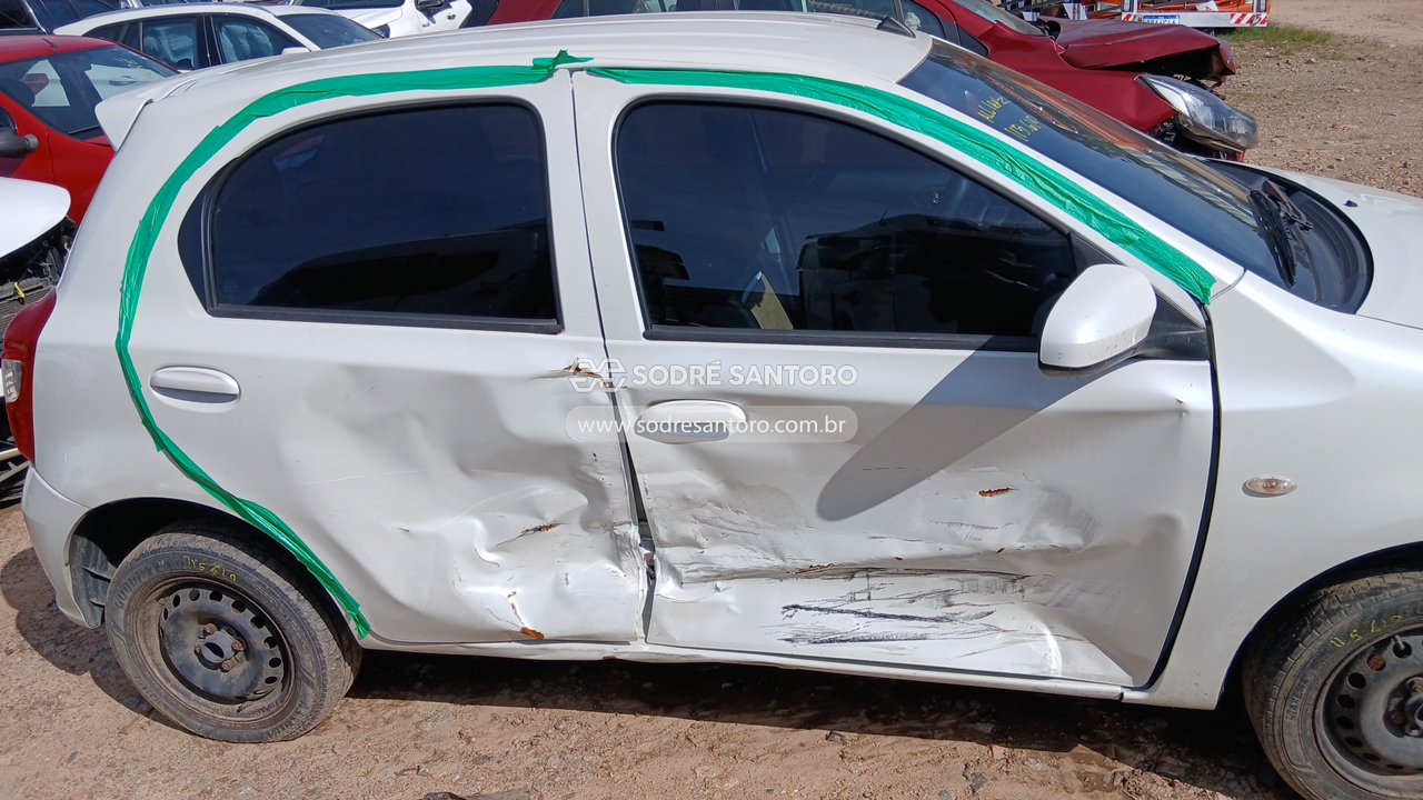 Toyota Etios HB X 13l MT - 2017/2018 — foto 11 de 12