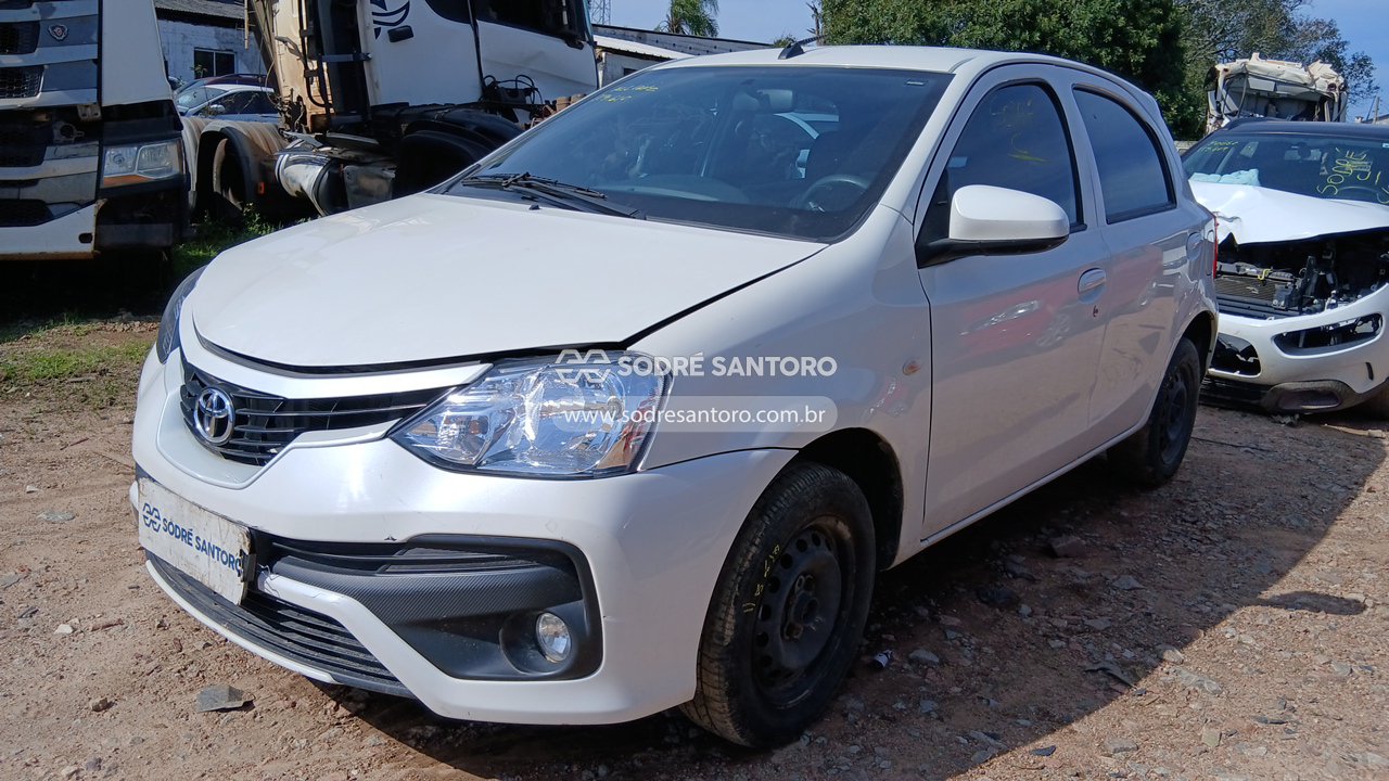 Toyota Etios HB X 13l MT - 2017/2018 — foto 3 de 12