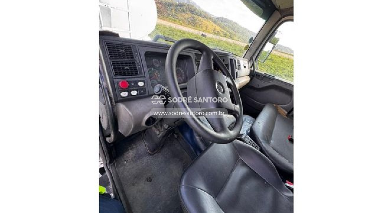 Foto 8 de 13: VOLKSWAGEN - 17.280 CRM 4X2 4P 2015/2016