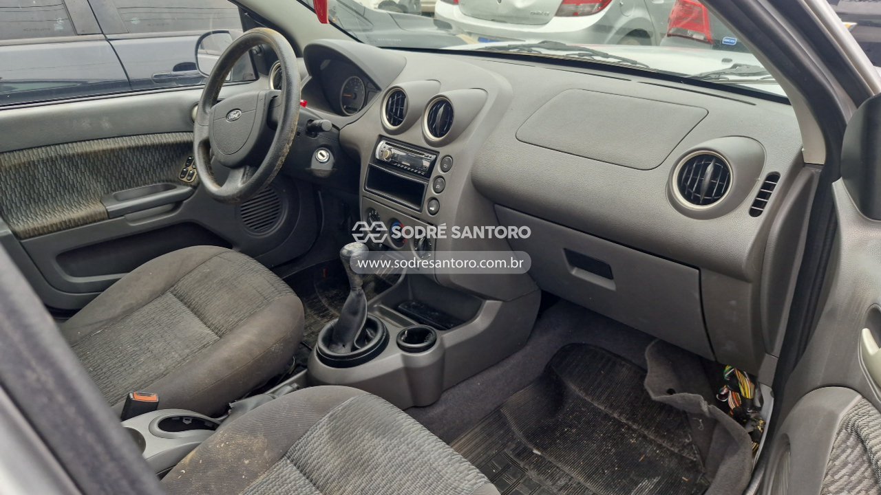 Foto 8 de 13: FORD - FIESTA SEDAN SC 2004/2005