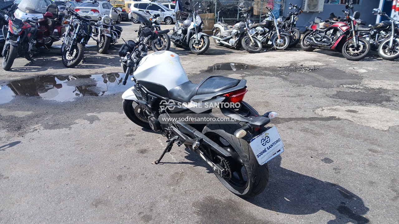 Foto 2: YAMAHA - XJ6 N 2011/2012