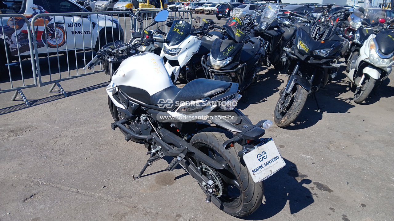 Foto 2: YAMAHA - XJ6 N 2011/2012