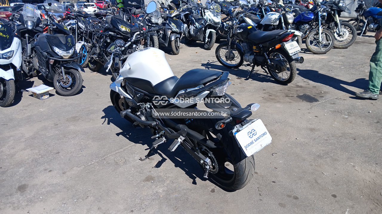 Foto 3: YAMAHA - XJ6 N 2011/2012