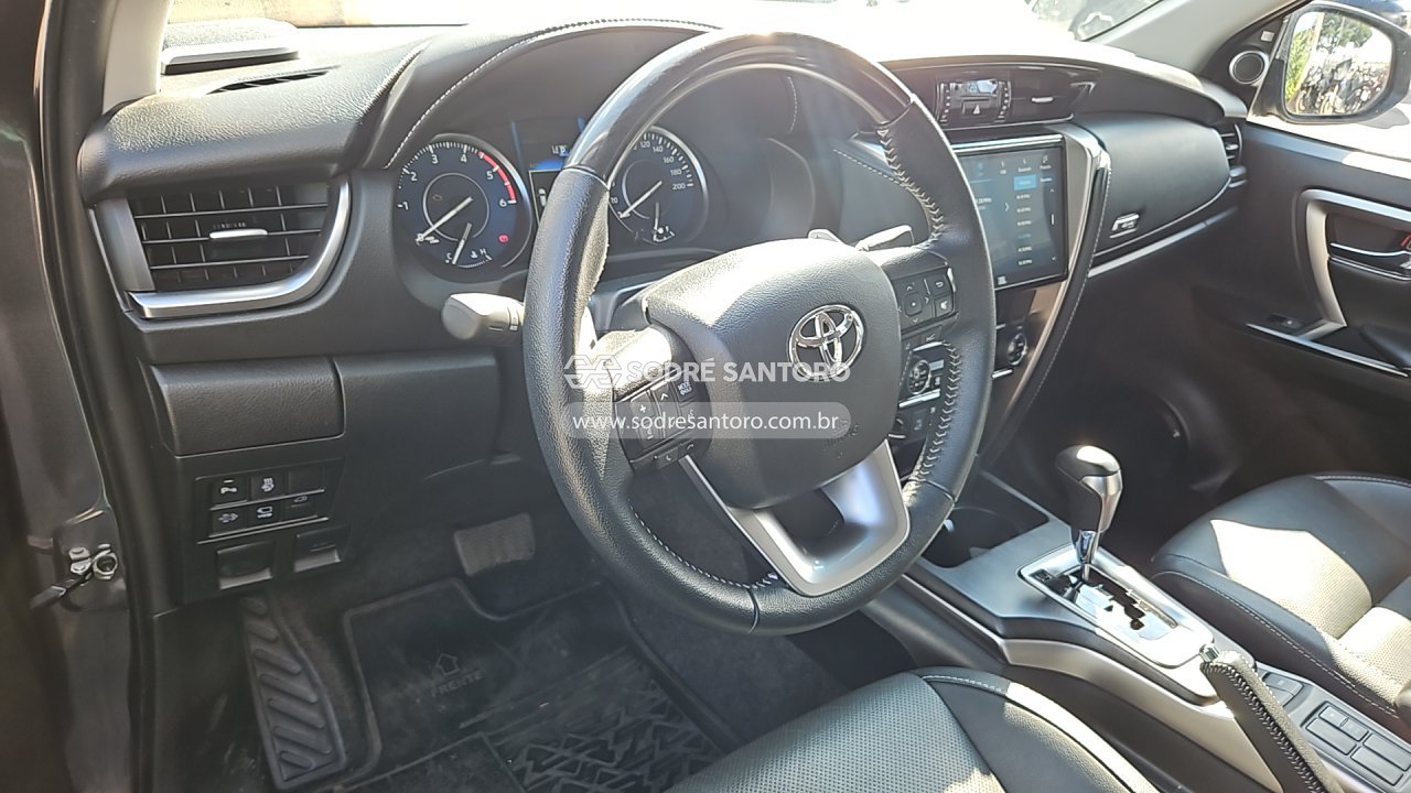 Foto 6 de 13: TOYOTA - HILUX 2023/2024