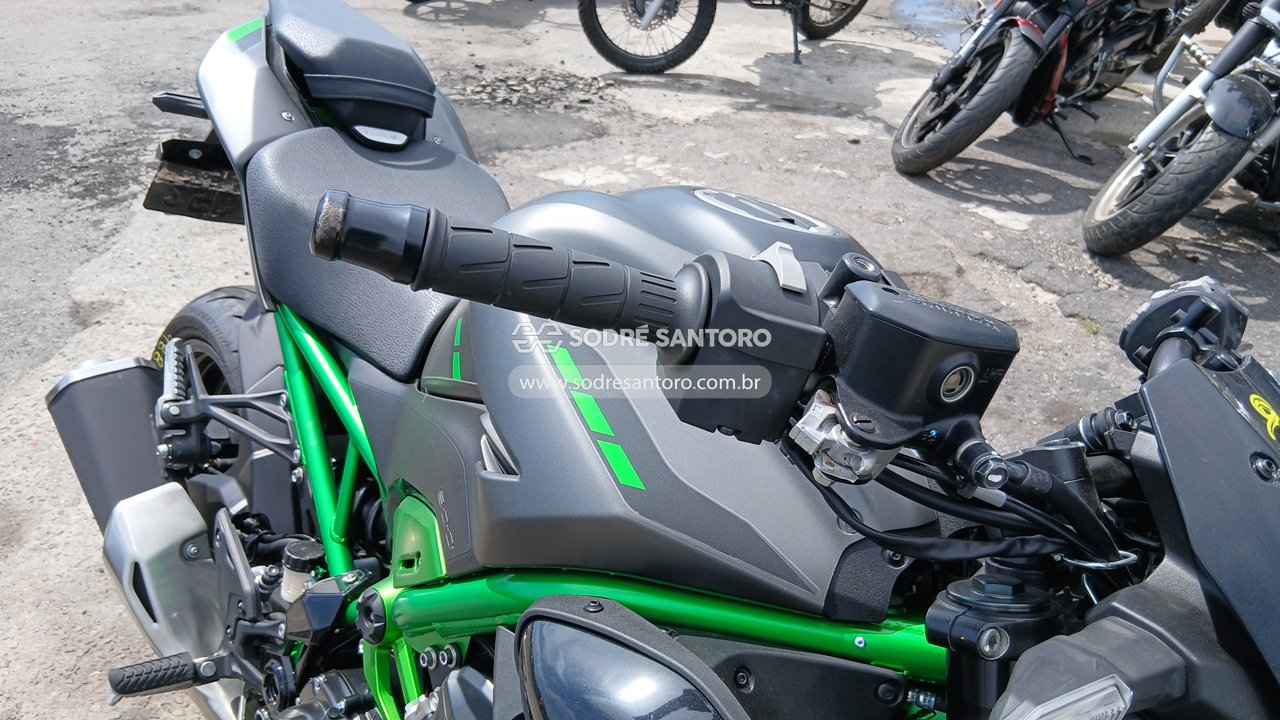 Foto 8 de 13: KAWASAKI - Z900 2025/2026