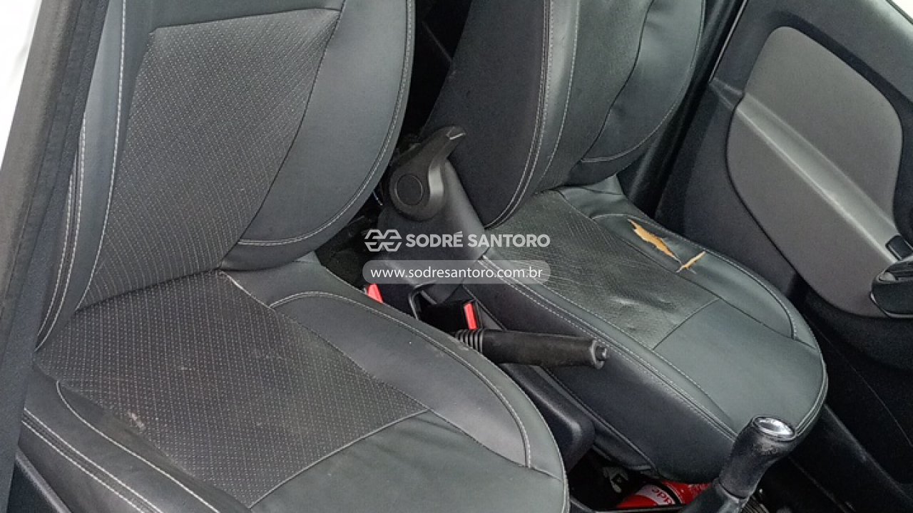 Renault Logan Dyna 16 M - 2014/2015 — foto 8 de 12